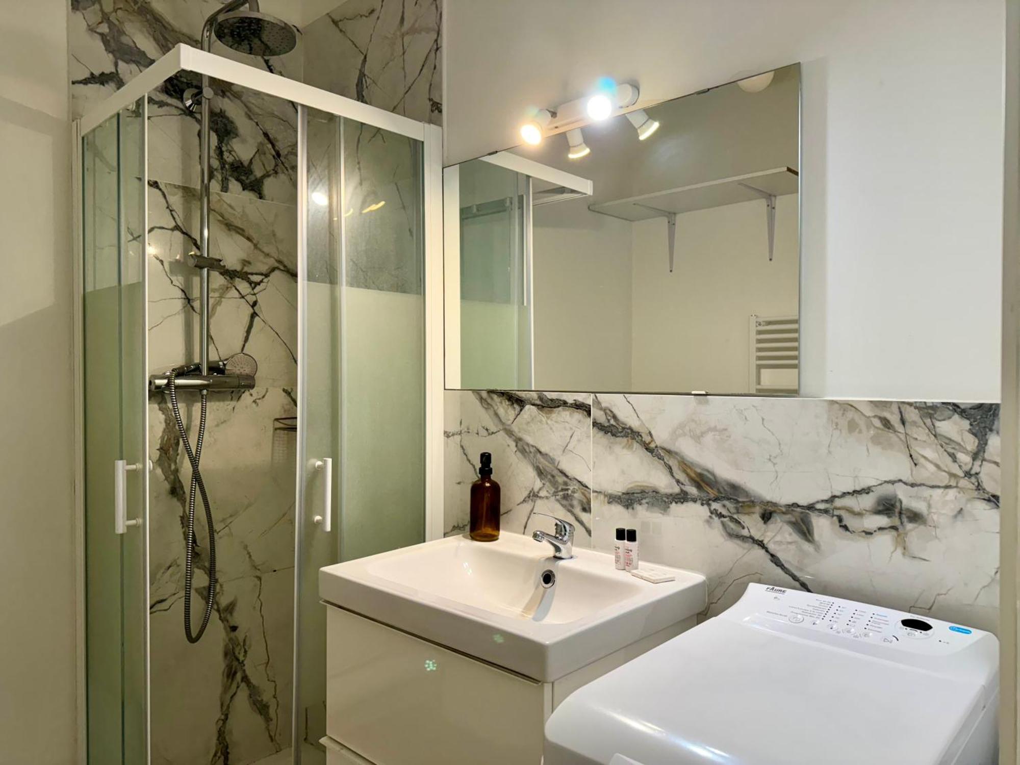 Suite Noya Villeurbanne Luaran gambar